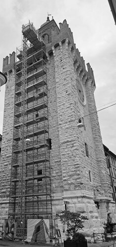 Ponteggi mobili e montacarichi da cantiere